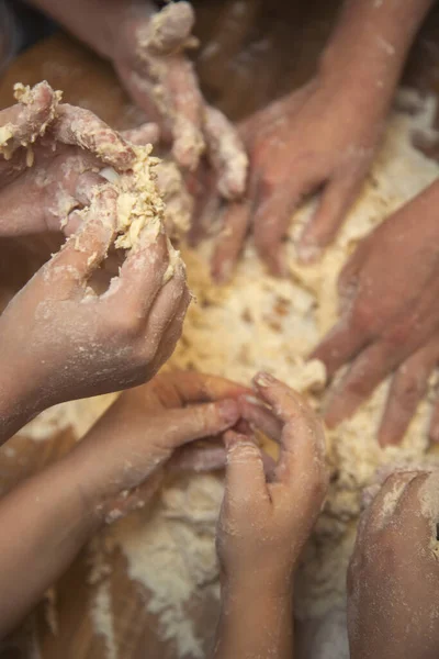 Una vista dall'alto di insegnare ai bambini le arti culinarie. Mani di bambini e maestri. — Foto Stock