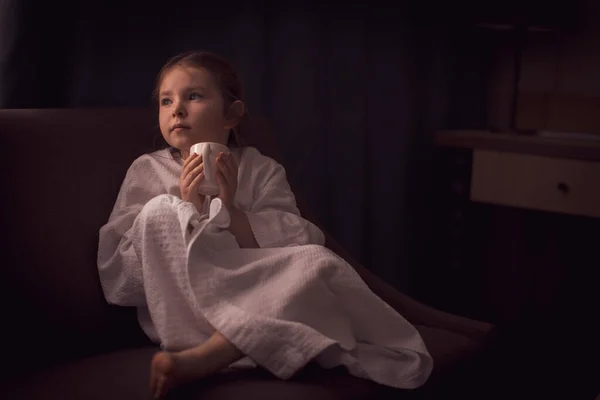 Портрет маленькой девочки в белом халате в отеле — стоковое фото