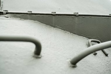 Cıvata ve perçinli yeşil endüstriyel metal arka plan dokusu. Eski boyanmış metal arka plan, askeri uçağın detayları, yüzeyde aşınma, perçinli metal doku.