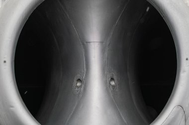 Uçak gövdesinin eski gümüş metal yüzeyinde perçin var.