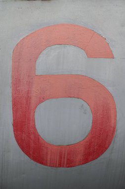 Uçak gövdesinin eski gümüş metal yüzeyinde perçin var.