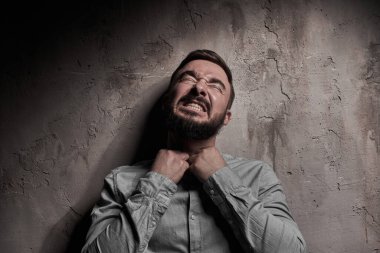 Sakallı yakışıklı bir genç adam. Bir erkeğin duyguları. Depresyon ya da umutsuzluk. Bir adamın dramatik duygusal portresi.