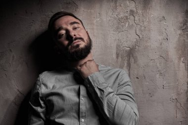 Sakallı yakışıklı bir genç adam. Bir erkeğin duyguları. Depresyon ya da umutsuzluk. Bir adamın dramatik duygusal portresi.