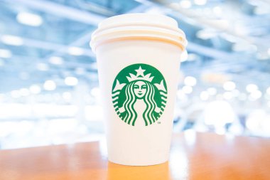 Moskova, Rusya - 30 Mart 2021 Seninle kahve. Masada bir fincan Starbucks kahvesi.