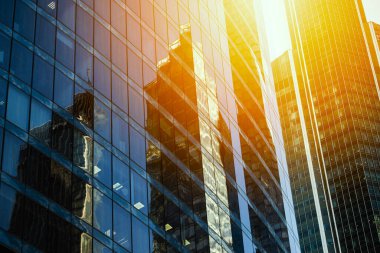 Gökdelen cam cepheleri açık güneşli bir günde mavi gökyüzünde güneş ışınları ile. Moskova iş bölgesi La Defense 'daki modern binalar. Alt görünüm