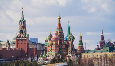 Moskova Kremlin ve St. Basil ile Kızıl Meydan 'ın panoramik manzarası