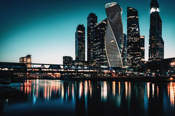 Μόσχα, Ρωσία - 10 Απριλίου 2021: Νύχτα, πανοραμική θέα του Διεθνούς Επιχειρηματικού Κέντρου Μόσχας-Πόλης. — Φωτογραφία Αρχείου