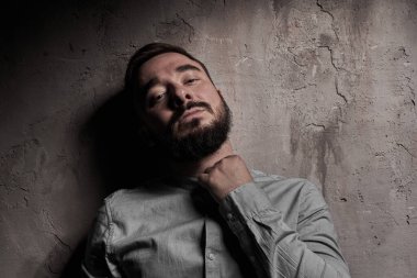 Sakallı yakışıklı bir genç adam. Bir erkeğin duyguları. Depresyon ya da umutsuzluk. Bir adamın dramatik duygusal portresi.