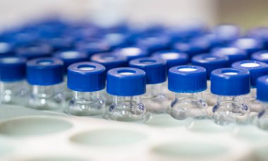 Coronavirus aşısı: covid-19 şişe aşısı. Coronavirus aşısı: Aşıyı enjekte etmek için covid-19 aşı şişesi aşısı ve şırınga. Şırıngalı şişe. Aşılama kavramı