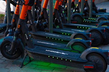 Moskova, Rusya - 25 Nisan 2021: Moskova caddesinde scooter kiralama servisi 