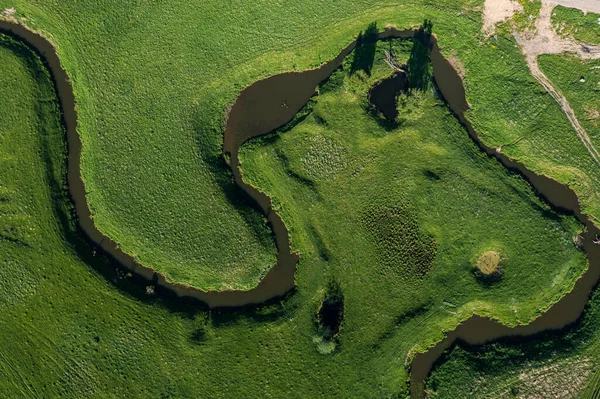 Paesaggio aereo di fiume tortuoso nel campo verde, vista dall'alto della bella struttura della natura dal drone — Foto Stock
