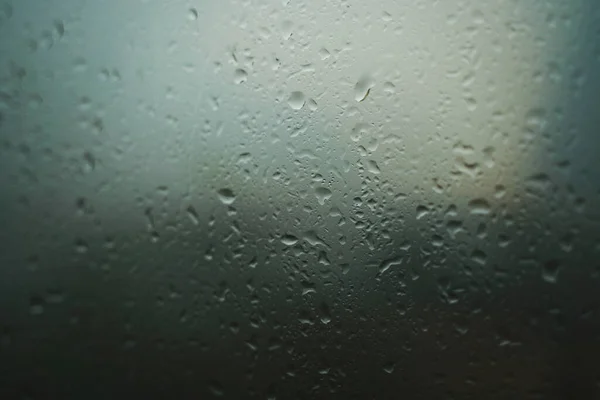 Close-up van raam met regendruppels achtergrond bewolkte lucht. Concept. Prachtige regenachtergrond met regendruppels op glas. Regendruppels op het raam naar beneden — Stockfoto