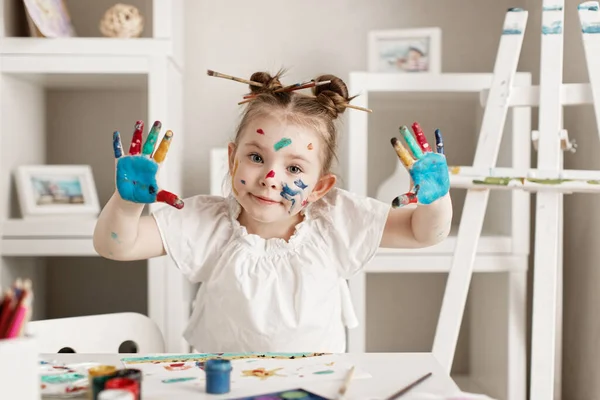 Εκπαίδευση, σχολείο, τέχνη και painitng έννοια - μικρό κορίτσι φοιτητής δείχνει ζωγραφισμένα χέρια — Φωτογραφία Αρχείου
