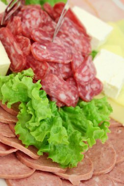 Sosis dilimleri ile marul yaprağı