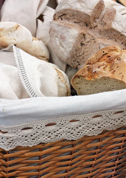 Diätbrot im Korb — Stockfoto