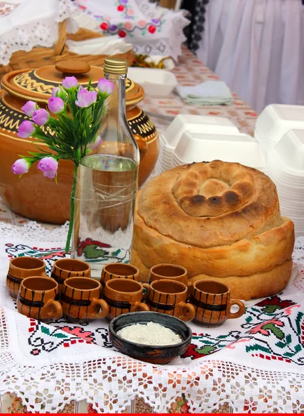 Традиционный румынский домашний хлеб и алкогольный напиток "Rakia " — стоковое фото