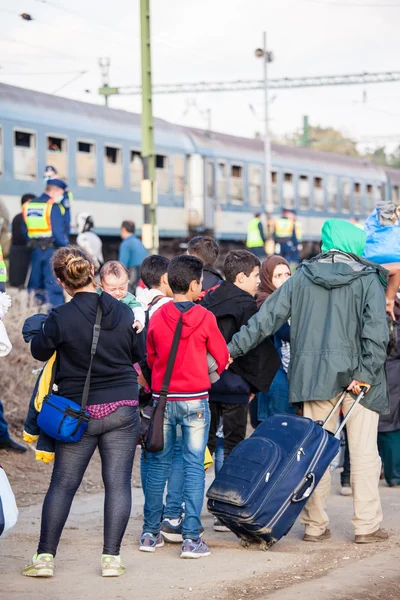 Krigsflyktingar på järnvägsstationen Gyekenyes — Stockfoto