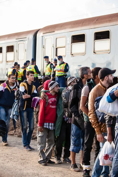 Réfugiés de guerre à la gare de Gyekenyes — Photo