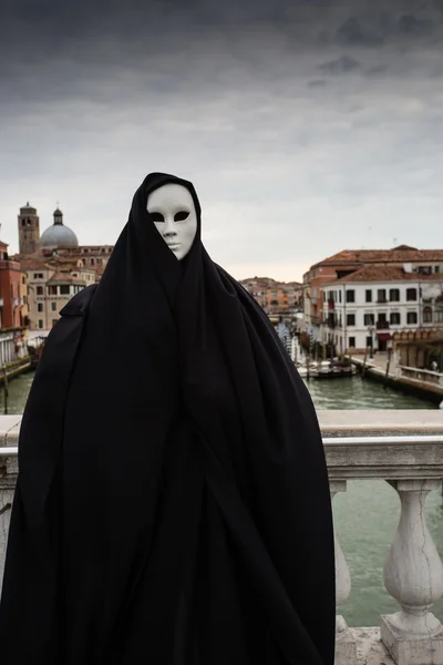 Mulher em escuro halloween como traje — Fotografia de Stock