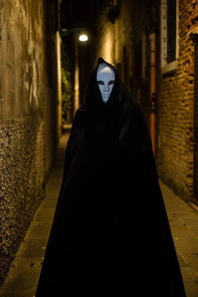 Mulher em escuro halloween como traje — Fotografia de Stock