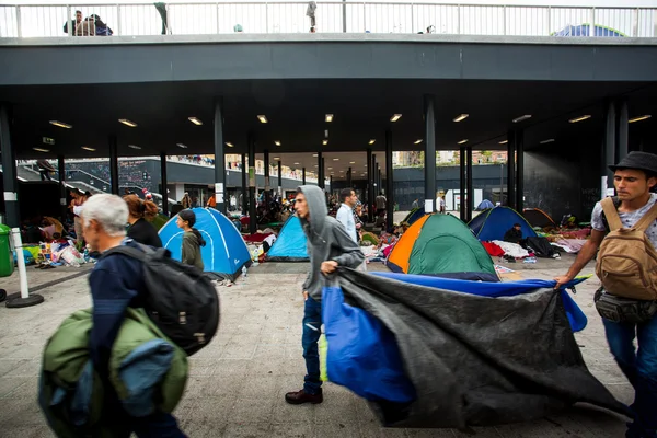 Krigsflyktingar vid Keleti järnvägsstation — Stockfoto