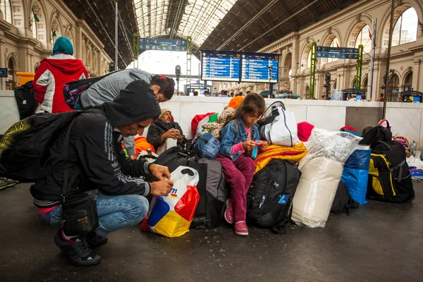 Refugiados de guerra na estação ferroviária de Keleti — Fotografia de Stock