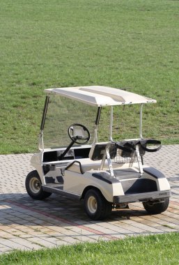 Bir lüks tatil altın sahasında golf arabası