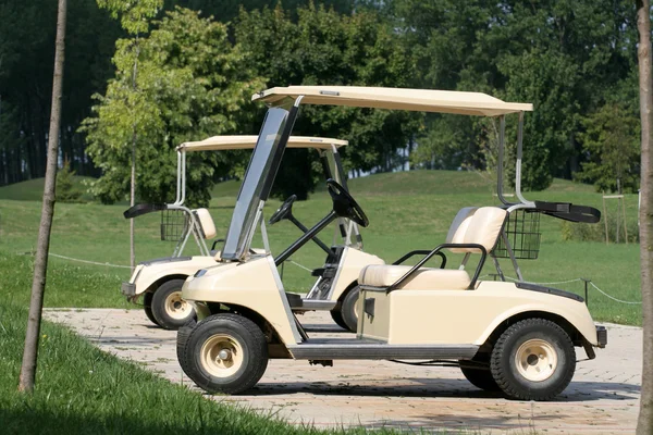 Buggy golfa na kurs złota w luksusowy ośrodek — Zdjęcie stockowe