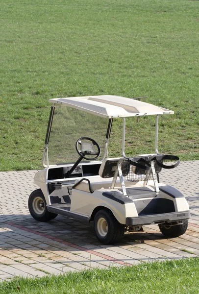 Buggy de golf en el campo de oro en un resort de lujo —  Fotos de Stock