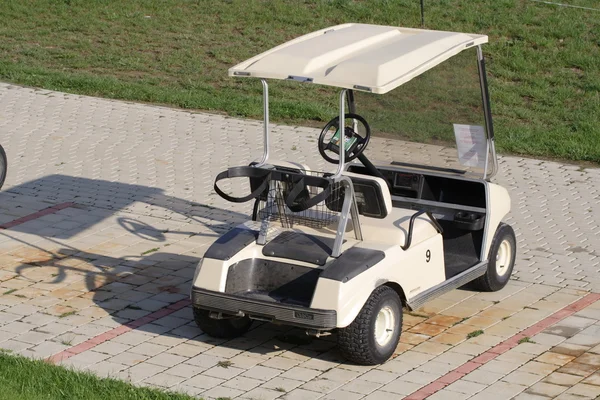 Buggy de golf en el campo de oro en un resort de lujo —  Fotos de Stock