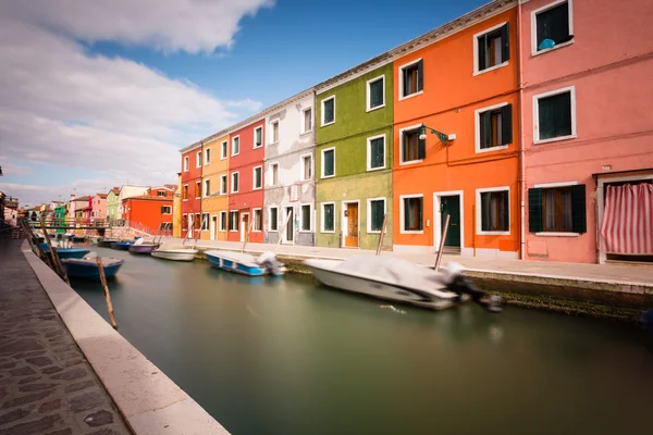 Красочные дома в Бурано, Венеция — стоковое фото