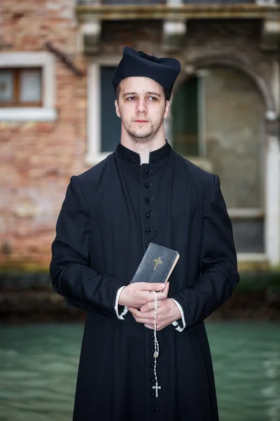 Jeune prêtre à venise — Photo