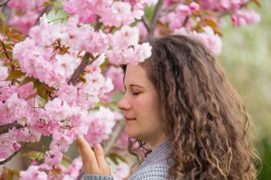 Güzel esmer kadın.