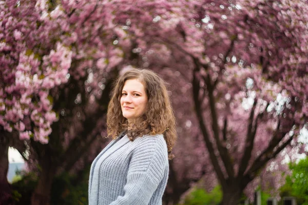 Schöne brünette Frau — Stockfoto