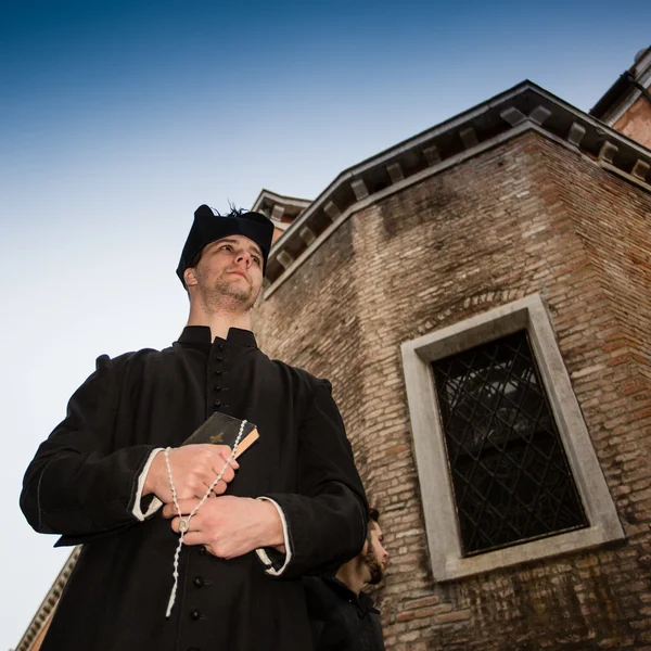 Jovem sacerdote em Veneza — Fotografia de Stock