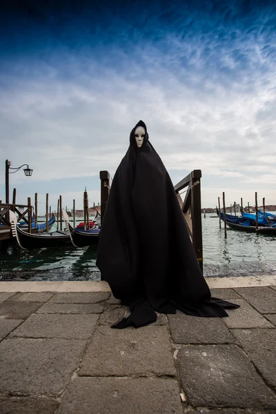Žena v tmavě halloween jako kostým — Stock fotografie