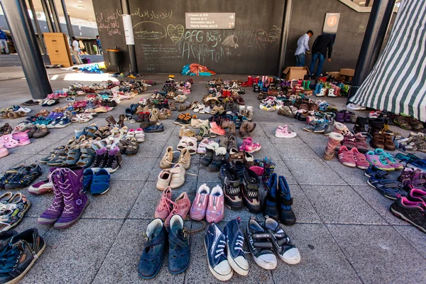 Refugiados de guerra na estação ferroviária de Keleti — Fotografia de Stock
