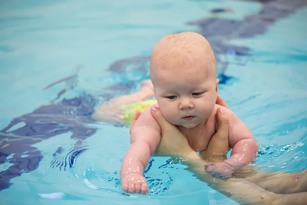 Bebé niña disfrutando de su primer baño — Foto de Stock