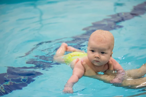 그녀의 첫 수영을 즐기는 여자 아기 — 스톡 사진
