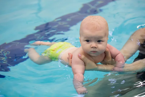 Bebê menina aproveitando seu primeiro mergulho — Fotografia de Stock