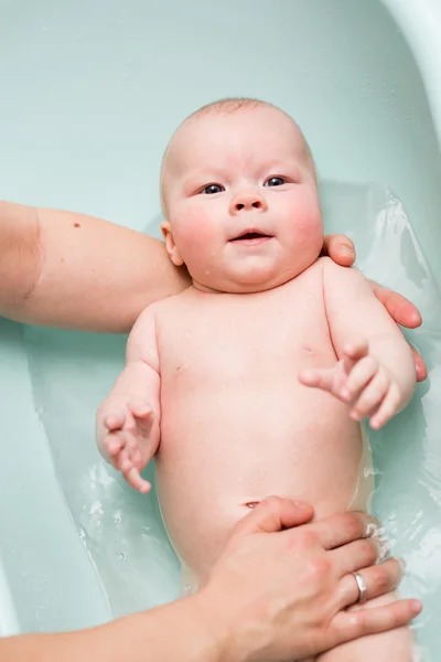 Bebé niña tomando un baño — Foto de Stock