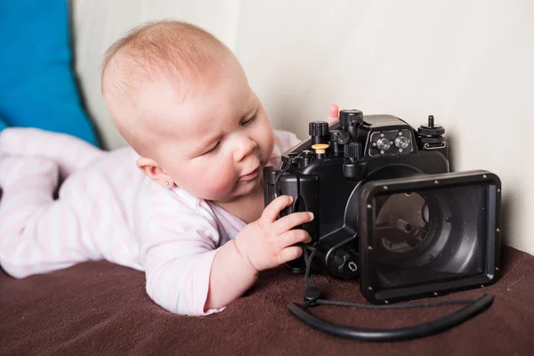 Bebé jugando con cámara submarina — Foto de Stock