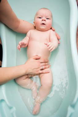 Bebeğim banyo yapıyor.