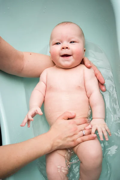 Baby flicka tar ett bad — Stockfoto