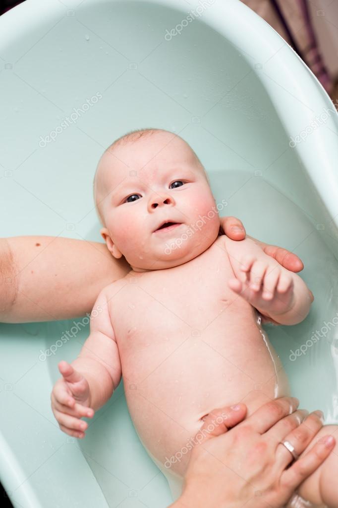 Bebe Fille Prendre Un Bain Image Libre De Droit Par Csakisti C