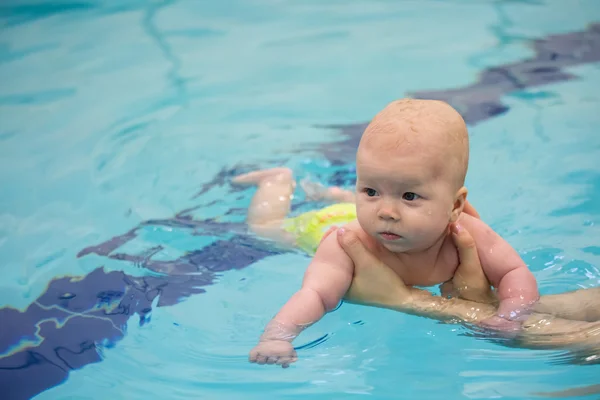 Baby flicka njuter av hennes första dopp — Stockfoto