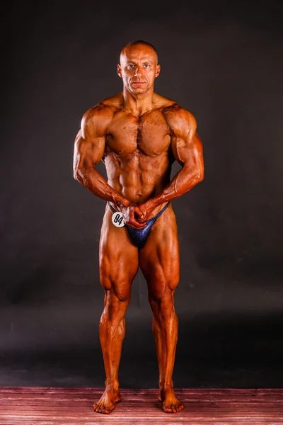 Ein Bodybuilder posiert — Stockfoto