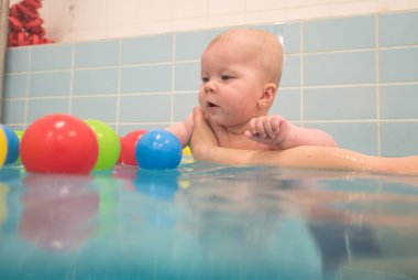 Bebek kız annesi onun ilk yüz zevk