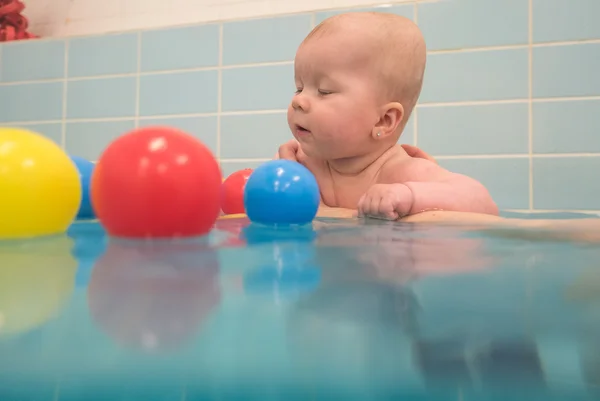 Bebé niña disfrutando de su primer baño con su mamá — Foto de Stock