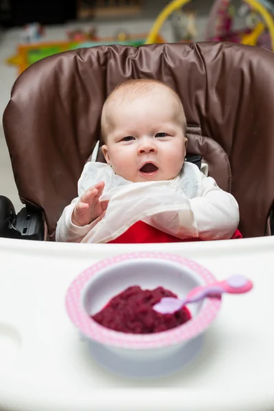 Baby flicka äter rödbetor — Stockfoto